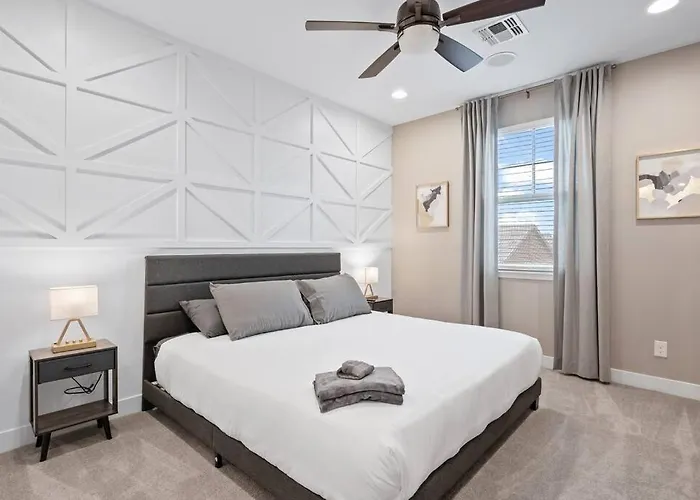 Apartment 3 Miles From Airport Center