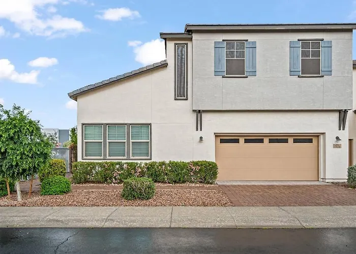 3 Miles From Airport Center *