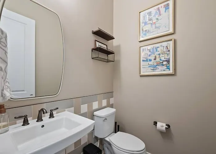 Apartment 3 Miles From Airport Center *