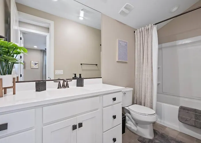 Apartment 3 Miles From Airport Center
