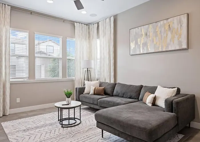 Apartment 3 Miles From Airport Center *