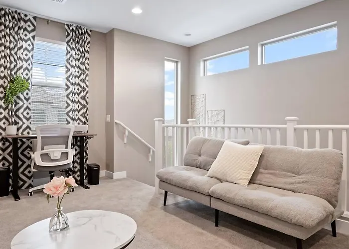 3 Miles From Airport Center Apartment *