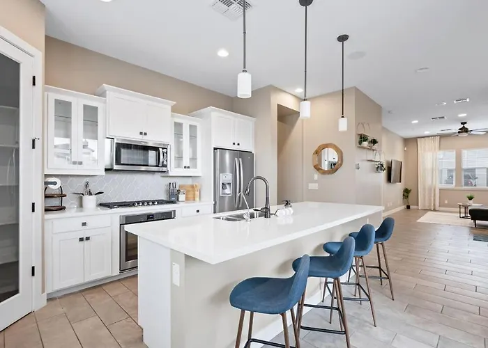 3 Miles From Airport Center *
