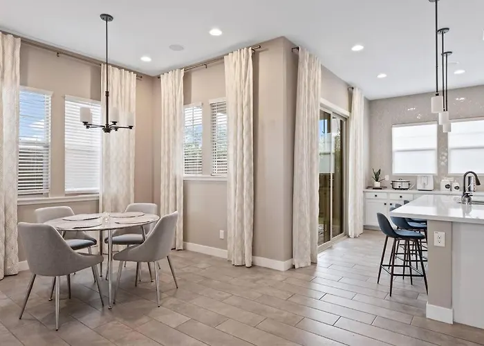 3 Miles From Airport Center Apartment *