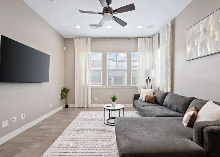 3 Miles From Airport Center Apartment