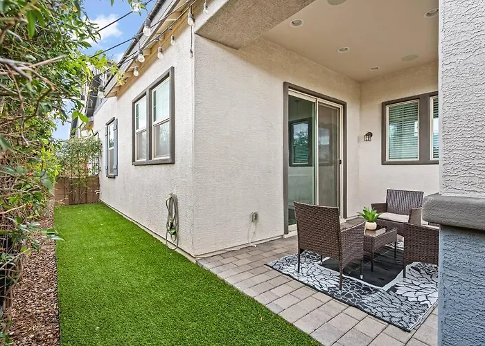 3 Miles From Airport Center *